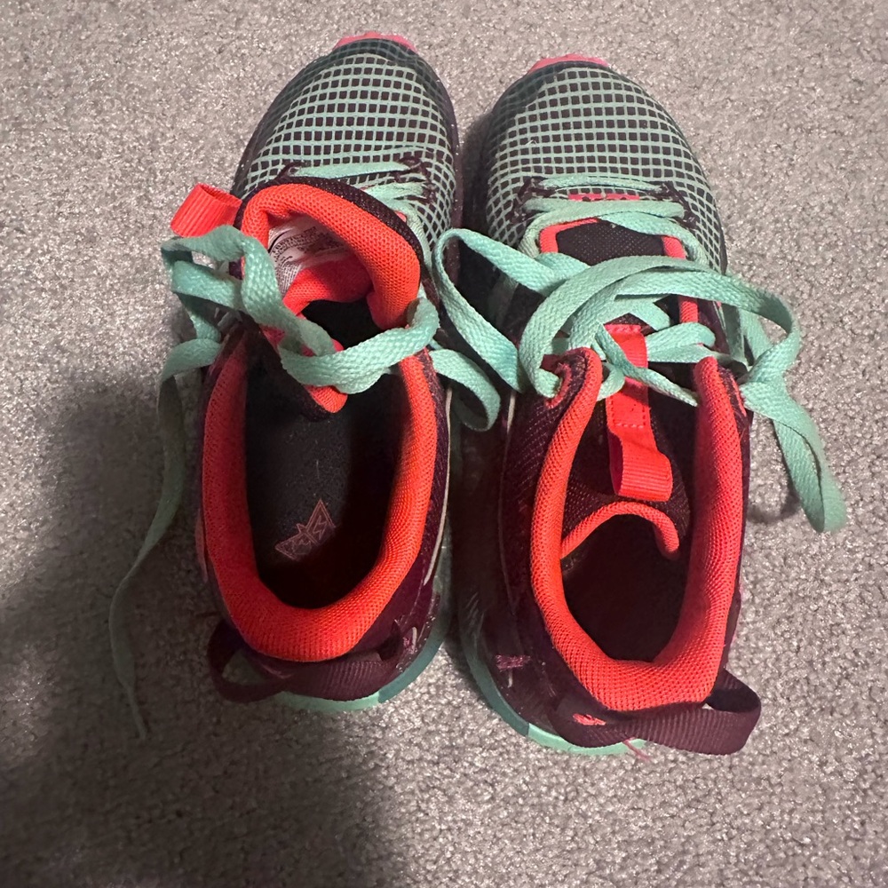 LeBron Nike size 5 Boys barely worn